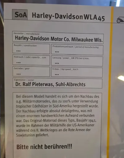 Infotafel zur Harley-Davidson WLA 45 – Nachbau aus Edelholz