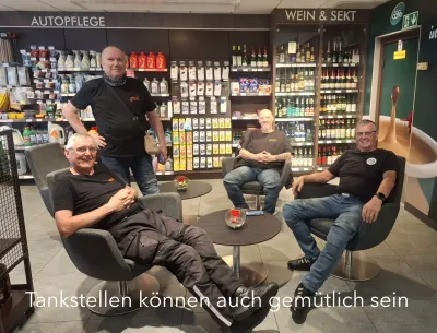 Gemütliche Frühstückspause an der Tankstelle